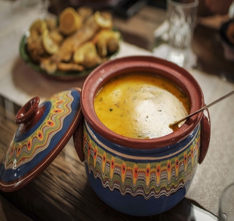 Traditional borsch in ceramic vase at Biovaleputna guest house