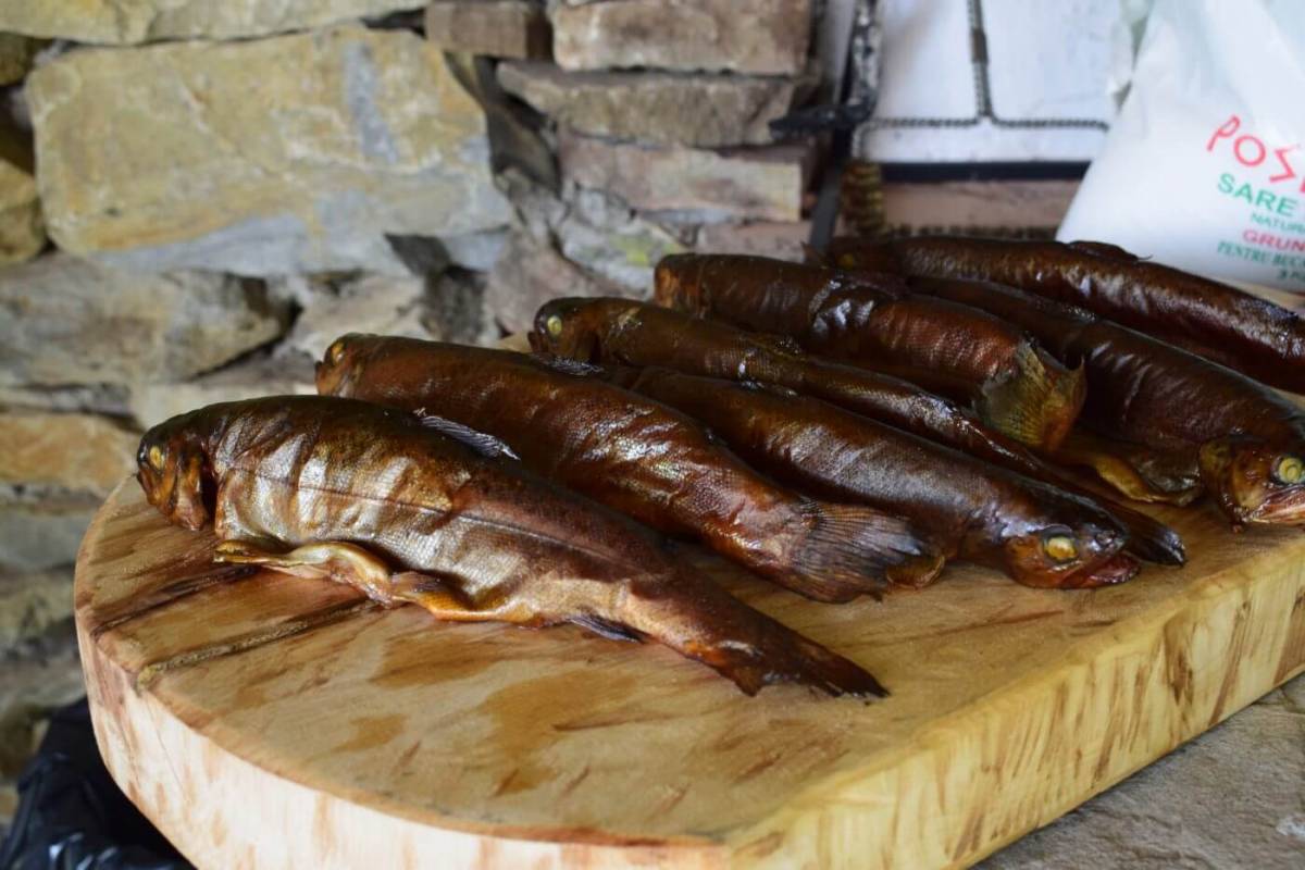 Lecții de afumat păstrăv și făcut cobze